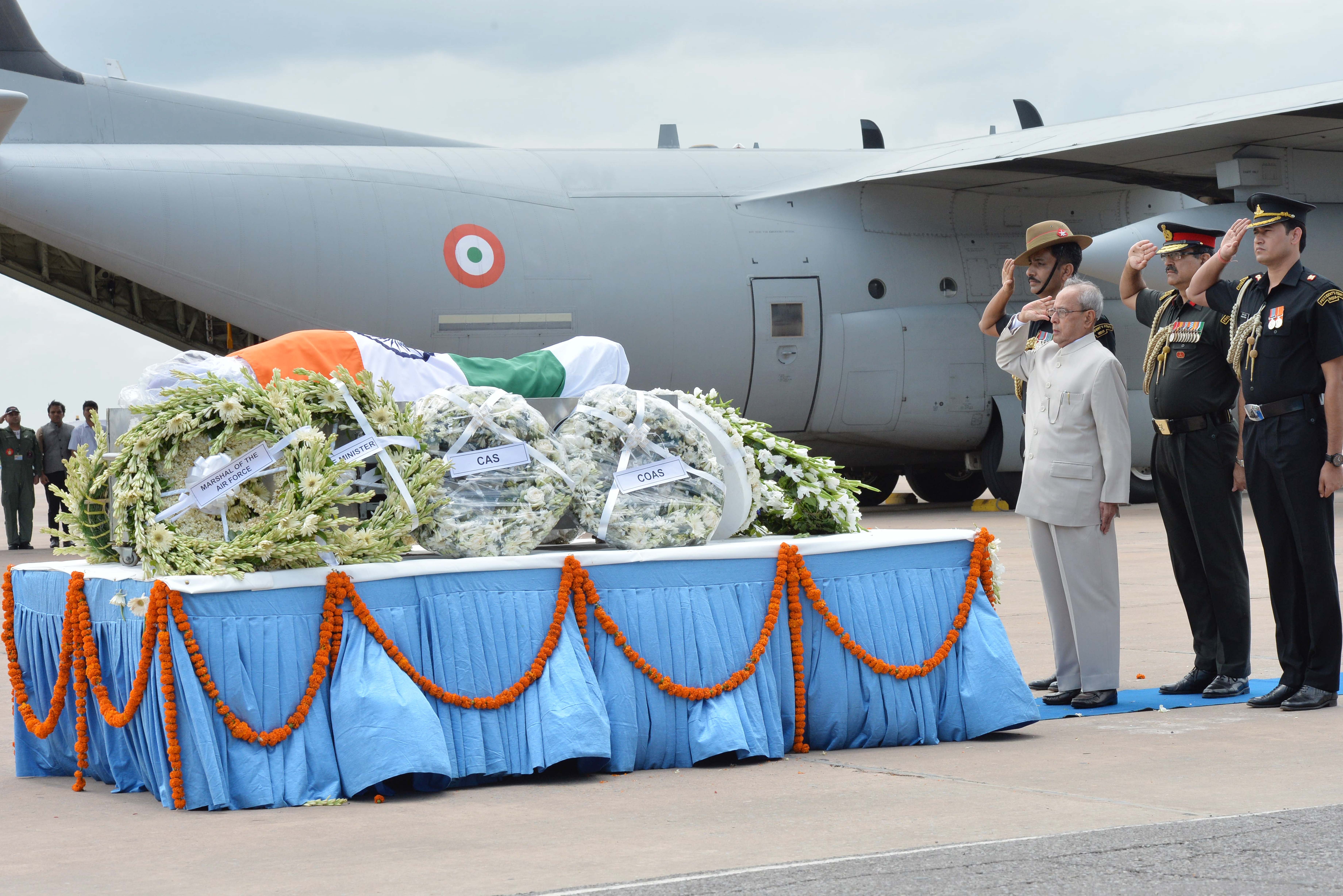 The President of India, Shri Pranab Mukherjee laying wreath on the mortal remains of the Former President of India, Dr. APJ Abdul Kalam at Palam Technical Area in New Delhi on July 28, 2015.