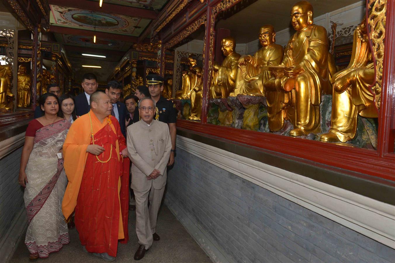 भारत के राष्ट्रपति, श्री प्रणब मुखर्जी 25 मई, 2016 को गुआंग्जू, चीन जनवादी गणराज्य के हुआ लिन मंदिर में दर्शन करते हुए। 