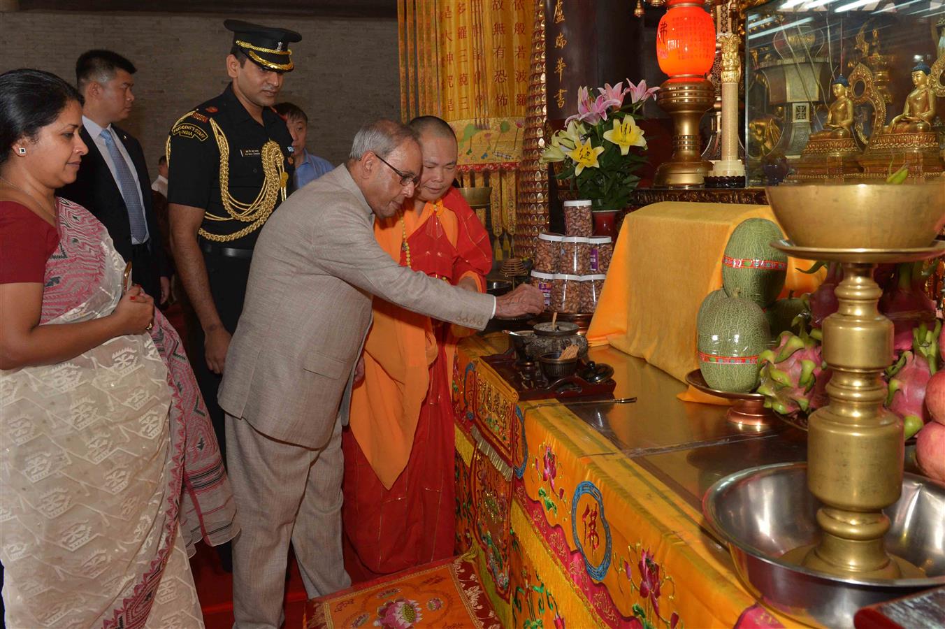 The President of India, Shri Pranab Mukherjee visiting the Hua Lin Temple in Guangzhou, People’s Republic of China on May 25, 2016.