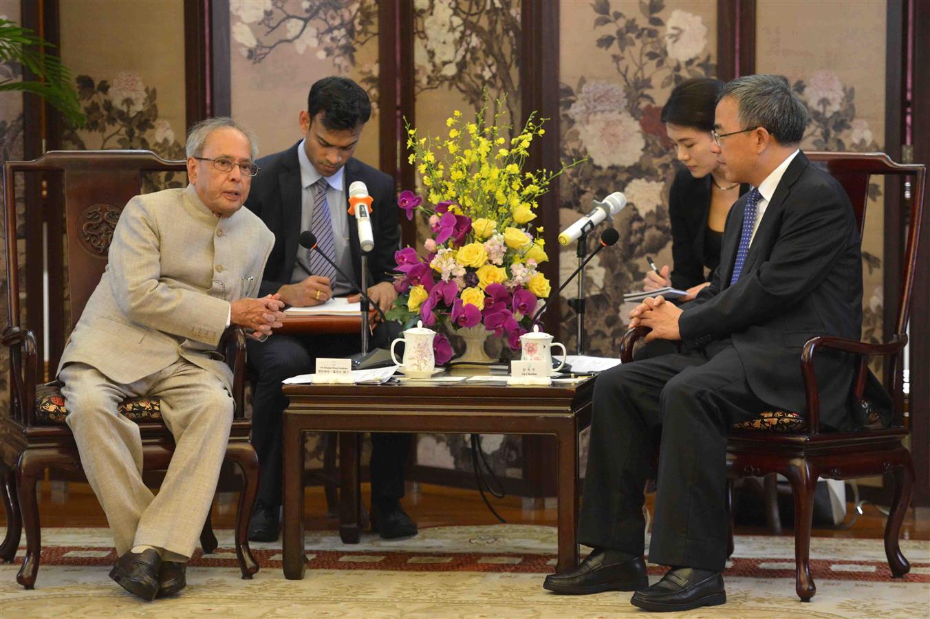 The Party Secretary of Guangdong, Mr. Hu Chunhua calling on the President of India, Shri Pranab Mukherjee at Guangdong Foreign Affairs Club in Guangzhou, People’s Republic of China on May 25, 2016. 