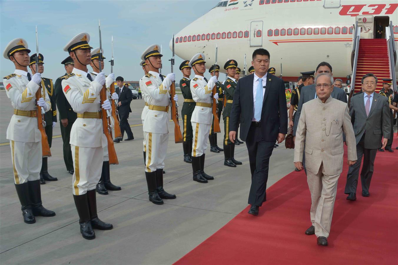 The President of India, Shri Pranab Mukherjee being welcomed on his arrival at Beijing in People’s Republic of China on May 25, 2016. 