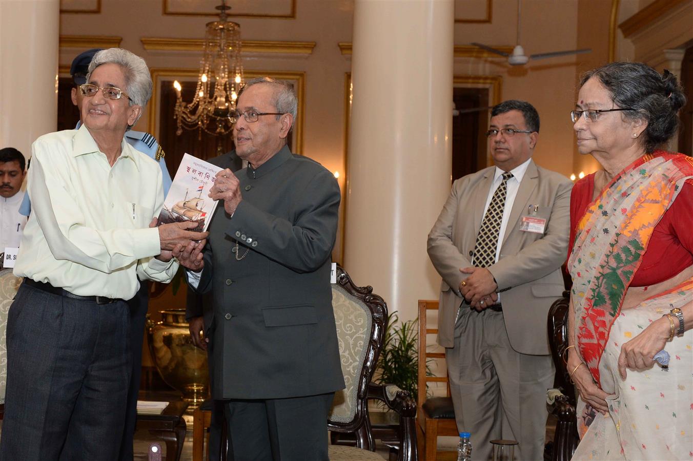 The President of India, Shri Pranab Mukherjee receiving the books ‘Jnan, A-Janan and Bijnan: Popper-er Jnantatta’ and ‘Samudra Banijjer Prekshite Sthala Banijjya, Bharat Mahasagar Anchal, 1500-1800’ from Dr. Sushil Chaudhury and Dr. (Smt.) Mahasweta Chau