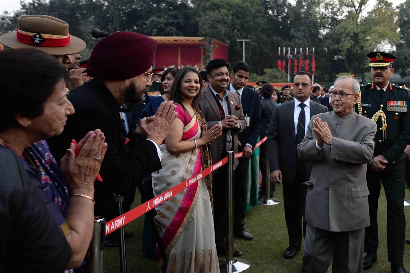 भारत के राष्ट्रपति, श्री प्रणब मुखर्जी 15 जनवरी, 2017 राष्ट्रपति को नई दिल्ली में सेना प्रमुख द्वारा आयोजित सेना दिवस समारोह में भाग लेते हुए।