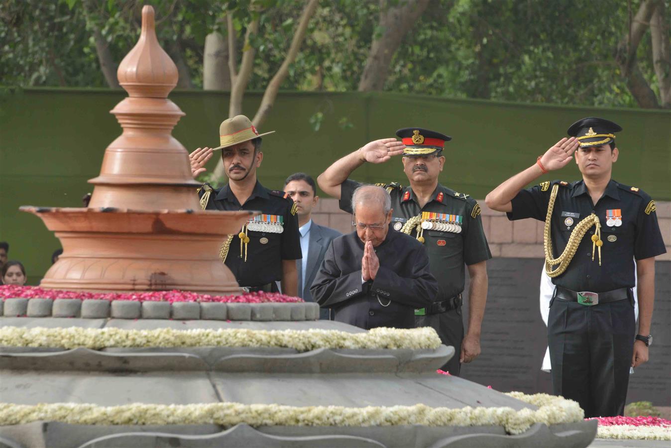 भारत के राष्ट्रपति, श्री प्रणब मुखर्जी 21 मई,  2017 को नई दिल्ली में वीरभूमि पर भारत के पूर्व प्रधान मंत्री, स्व. श्री राजीव गांधी की 26वीं पुण्य तिथि पर उनकी समाधि पर श्रद्धांजलि अर्पित करते हुए