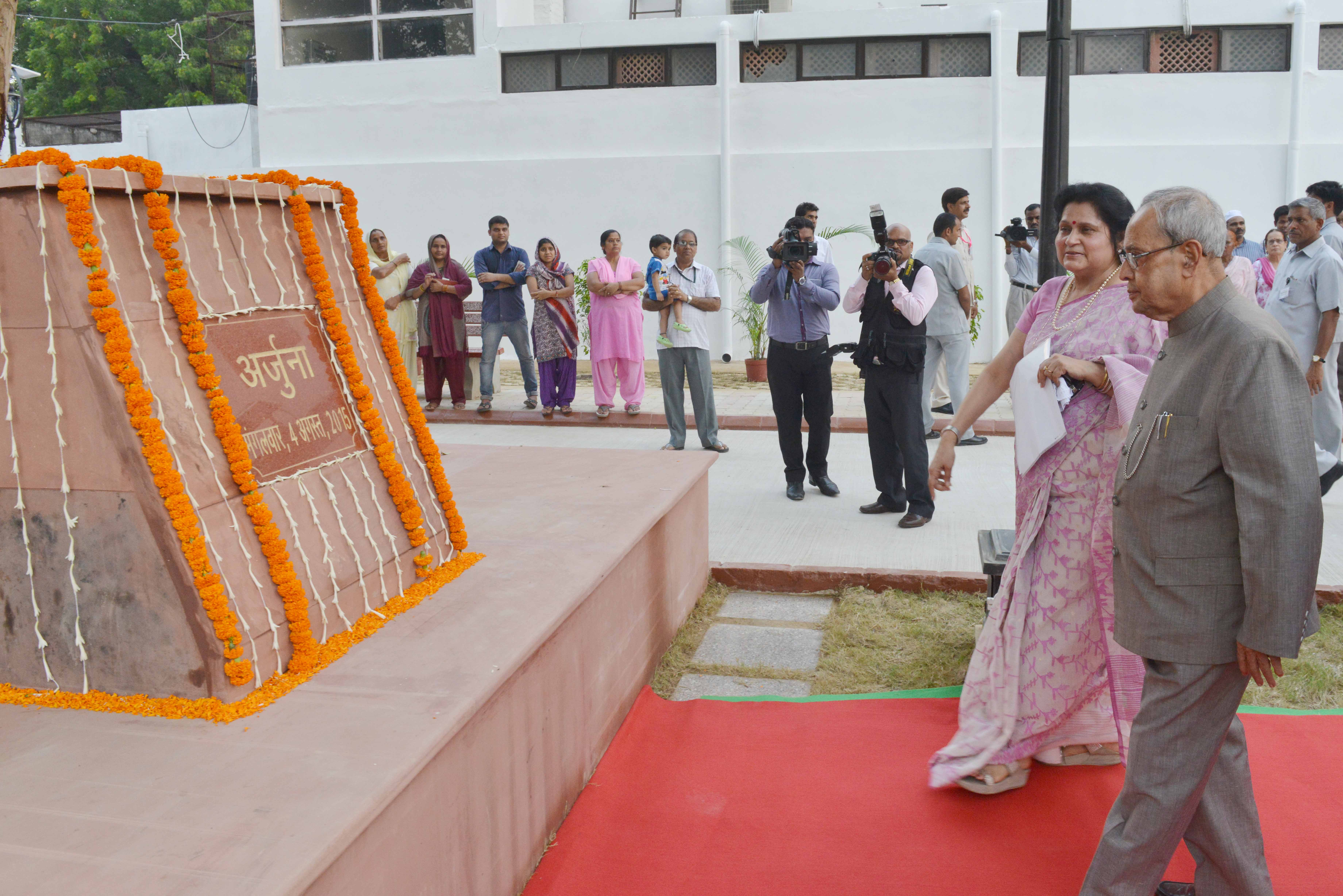 भारत के राष्ट्रपति, श्री प्रणब मुखर्जी 05 अगस्त 2015 को, राष्ट्रपति संपदा में अर्जुना हाट का उद्घाटन करते हुए।