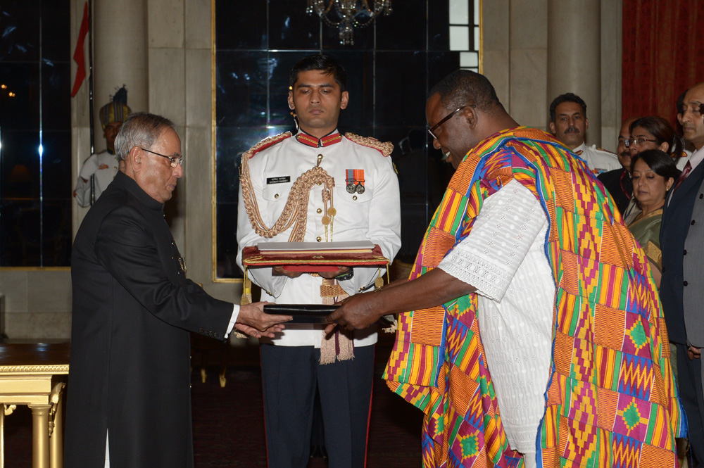 The Ambassador of Ghana, His Excellency Mr. Samuel Panyin Yalley presenting his credentials to the President of India, Shri Pranab Mukherjee at Rashtrapati Bhavan on July 31, 2014. 