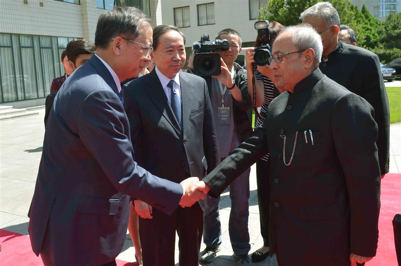 The President of India, Shri Pranab Mukherjee being received by the President of Peking University, Lin Jianhua on his arrival at Peking University in Beijing, People’s Republic of China on May 26, 2016. 