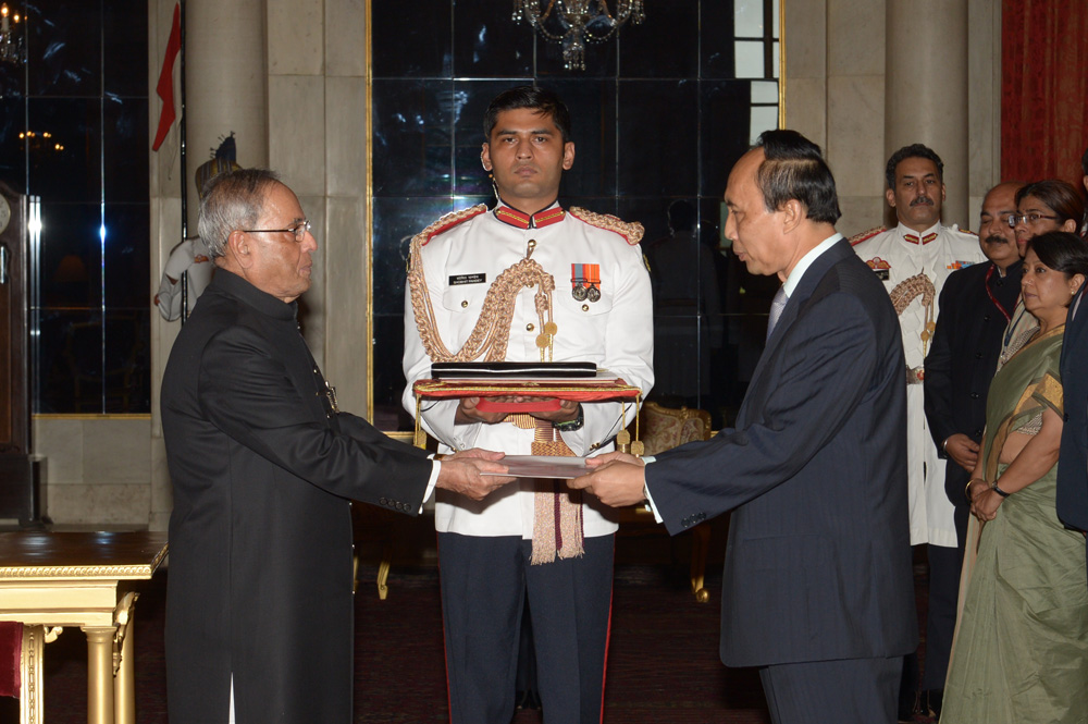 The Ambassador of Lao PDR, His Excellency Mr. Southam Sakonninhom presenting his credentials to the President of India, Shri Pranab Mukherjee at Rashtrapati Bhavan on July 31, 2014. 