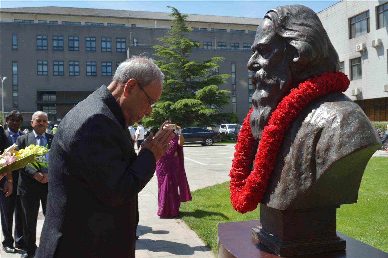 The President of India, Shri Pranab Mukherjee paying floral tributes on the bust of Tagore at Peking University in Beijing, People’s Republic of China on 26-05-16. 