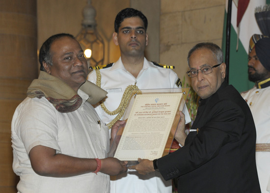 The President of India, Shri Pranab Mukherjee presenting the Dr. Durgabai Deshmukh Award for Women's Development to Shri Govind Patnaik at Rashtrapati Bhavan on November 5, 2012.