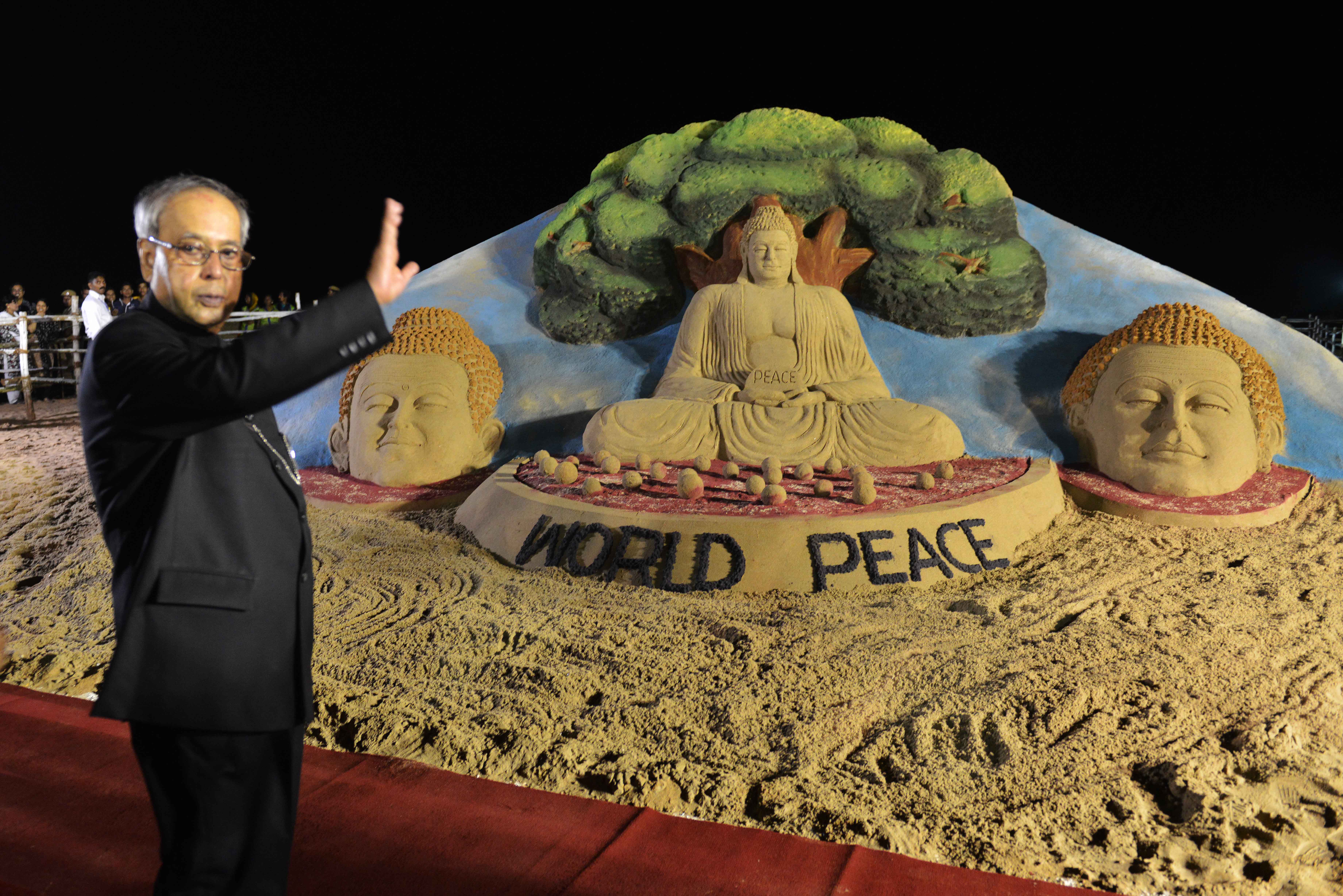 The President of India, Shri Pranab Mukherjee visiting Sand Art Display by Shri Sudarsan Pattnaik at Puri in Odisha on August 7, 2015.