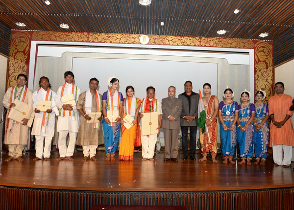 The President of India, Shri Pranab Mukherjee with the artists after witnessing the performance by the “Hidden Talent Artist Organisation” led by Shri Giridhar Gamang, former Chief Minister of Orissa at Art Theatre in Rashtrpati Bhavan in New Delhi on Ja 