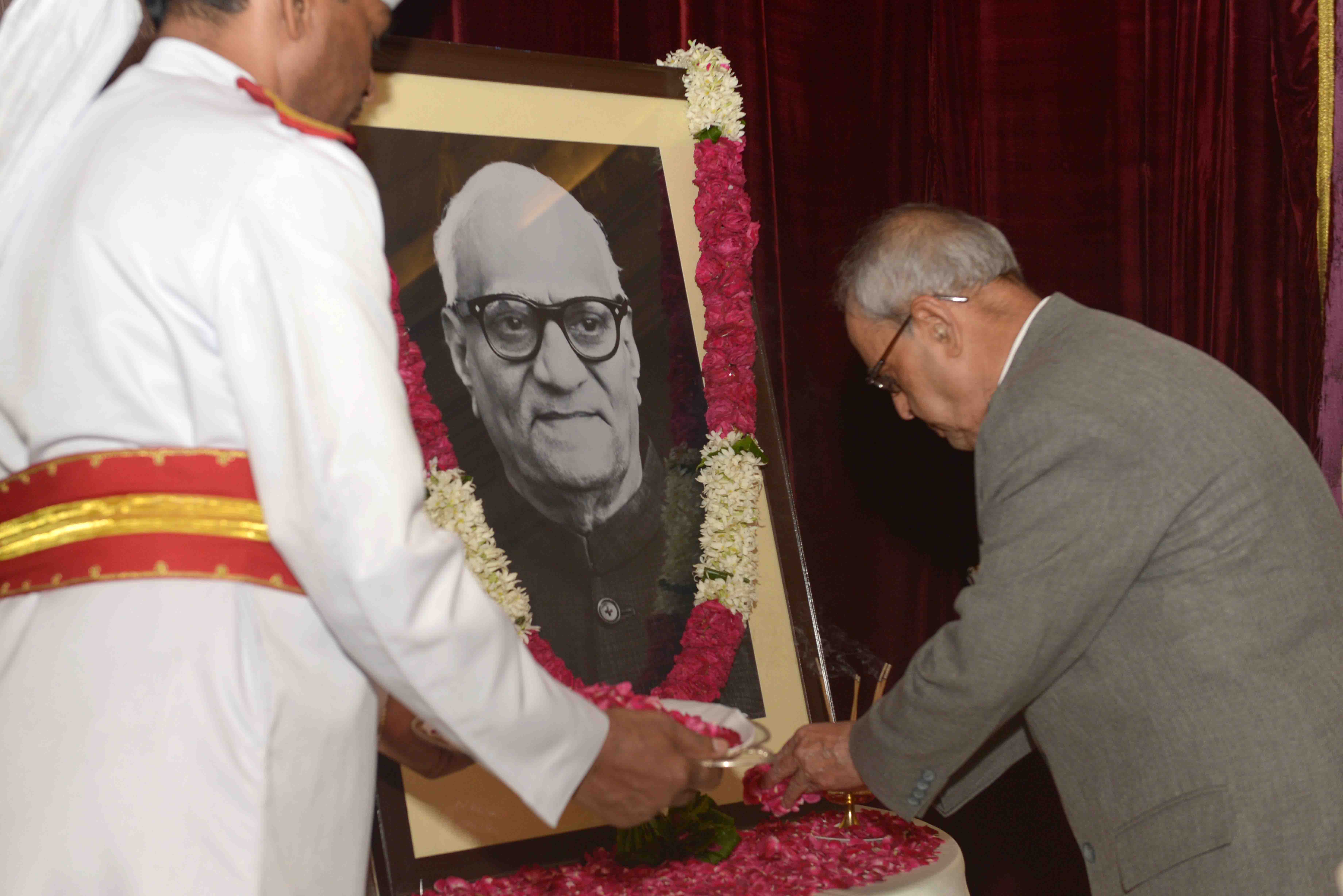 The President of India, Shri Pranab Mukherjee paying floral tributes at the portrait of the Former President of India, Late Shri Varhagiri Venkata Giri on the occasion of his Birth Anniversary at Rashtrapati Bhavan on August 10, 2015.