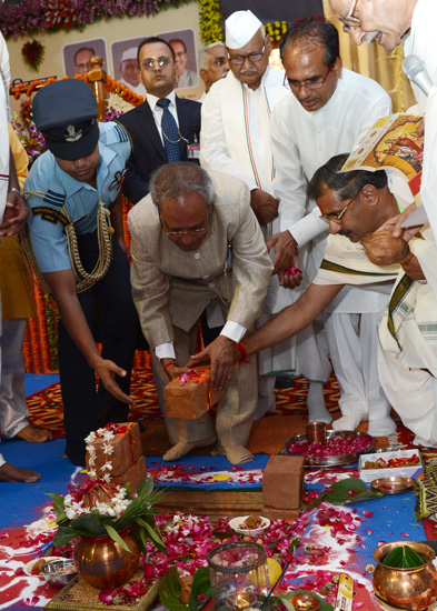 भारत के राष्ट्रपति, श्री प्रणब मुखर्जी 6 जून, 2013 को, अटल बिहारी वाजपेयी हिंदी विश्वविद्यालय का शिलान्यास करते हुए।