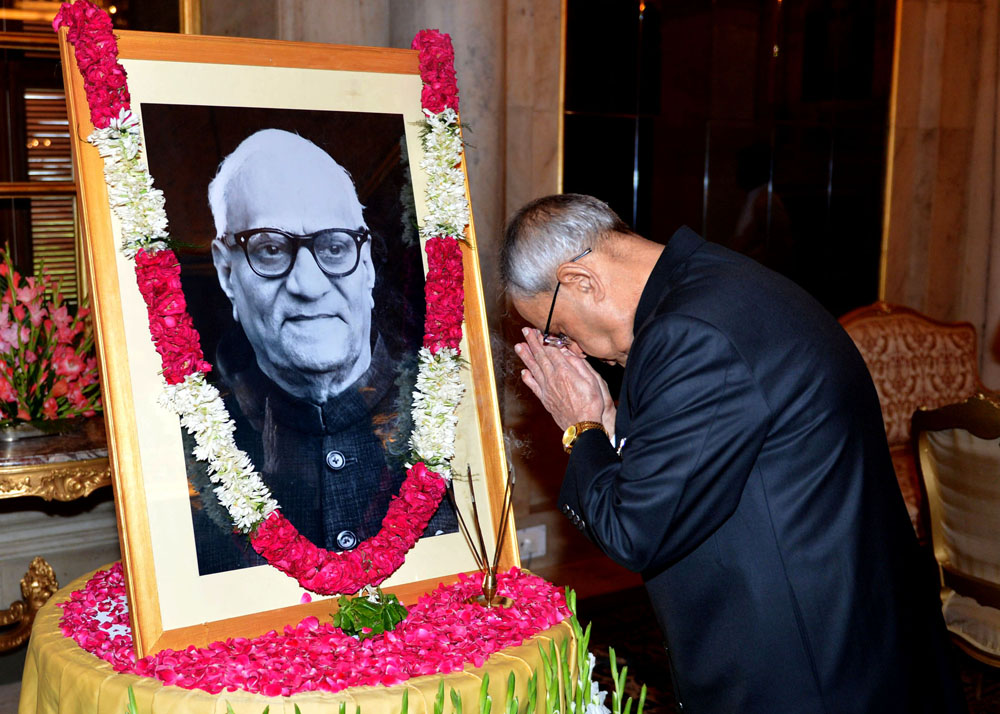 The President of India, Shri Pranab Mukherjee paying floral tributes at the Portrait of the Former President of India, Shri Varhagiri Venkata Giri on the occasion of his Birth Anniversary at Rashtrapati Bhavan on August 10, 2014. 