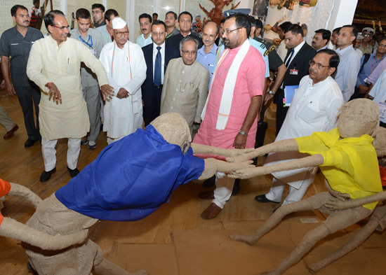 भारत के राष्ट्रपति, श्री प्रणब मुखर्जी 6 जून, 2013 को, मध्य प्रदेश के भोपाल में आदिवासी संग्रहालय के उद्घाटन के बाद संग्रहालय का अवलोकन करते हुए। इस अवसर पर मध्य प्रदेश के राज्यपाल, श्री राम नरेश यादव तथा मध्य प्रदेश के मुख्यमंत्री श्री शिवराज सिंह चौहान