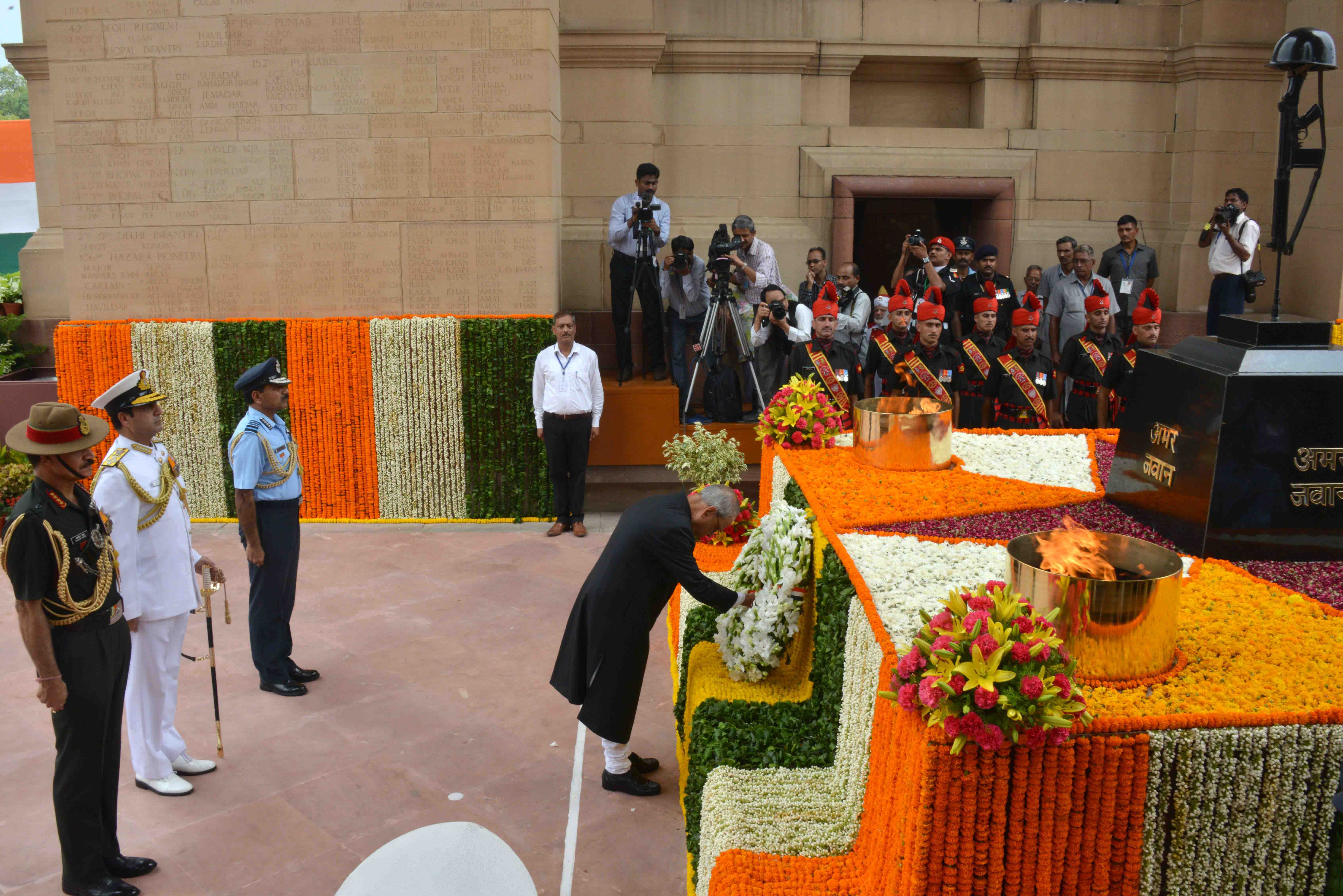 The President of India, Shri Pranab Mukherjee laying wreath at the Amar Jawan Jyoti at India Gate on the occasion of 69th Independence Day in New Delhi on August 15, 2015.