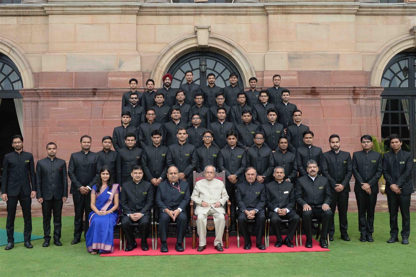 The President of India, Shri Pranab Mukherjee with Officer Trainees of the Indian Engineering Service of 2016 Batch from CPWD Training Institute, Ghaziabad at Rashtrapati Bhavan on May 31, 2017.