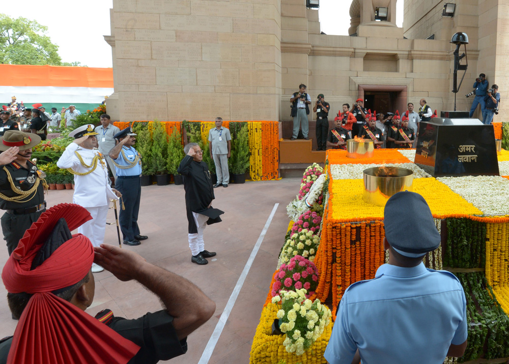 भारत के राष्ट्रपति,श्री प्रणब मुखर्जी 15 अगस्त 2014 को भारत के 68वें स्वतन्त्रता दिवस के अवसर पर अमर जवान ज्योति, इंडिया गेट पर पर श्रद्धांजलि देते हुए। 