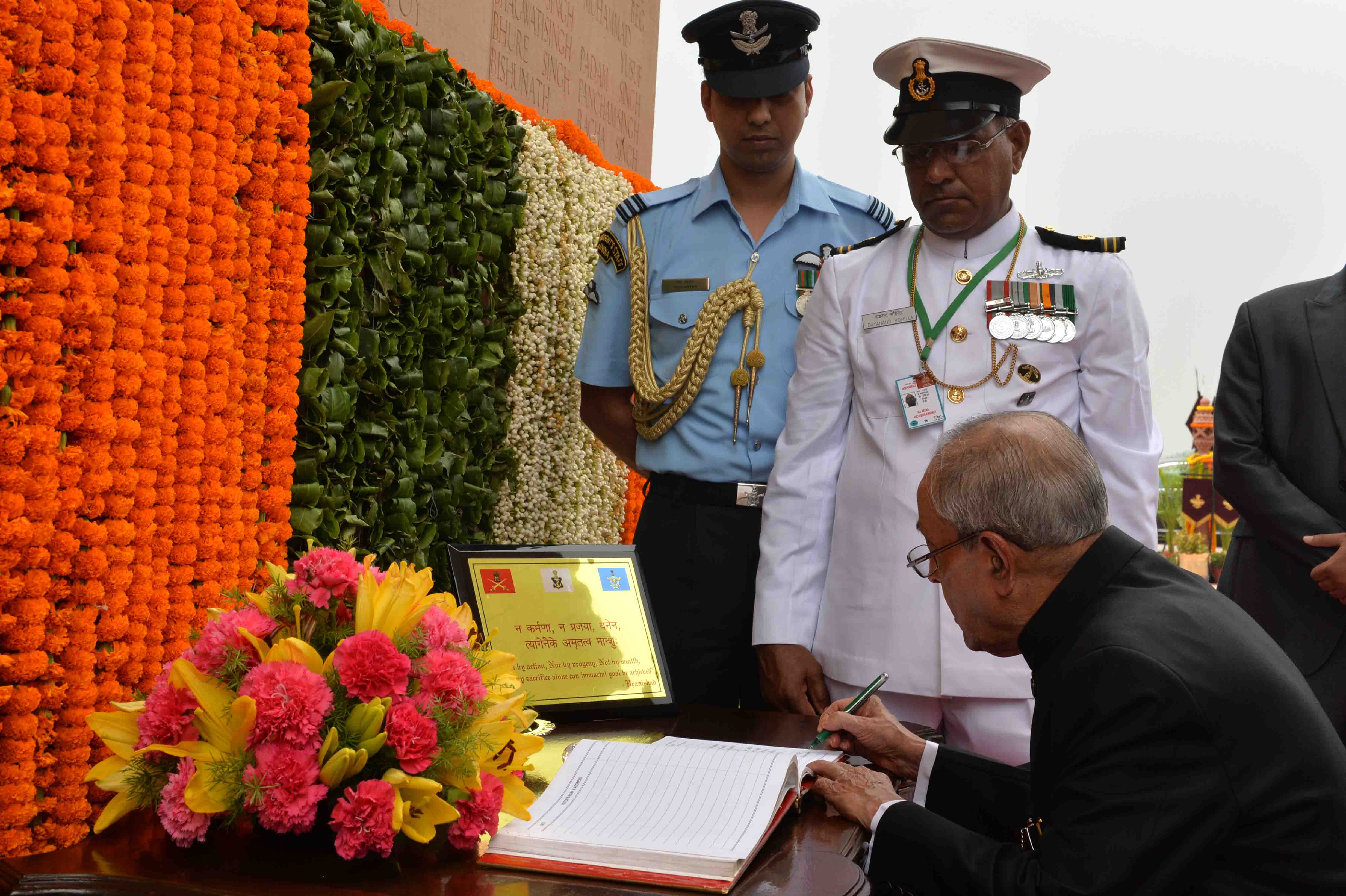 The President of India, Shri Pranab Mukherjee signing the visitors’ book at Amar Jawan Jyoti at India Gate on the occasion of 69th Independence Day in New Delhi on August 15, 2015.