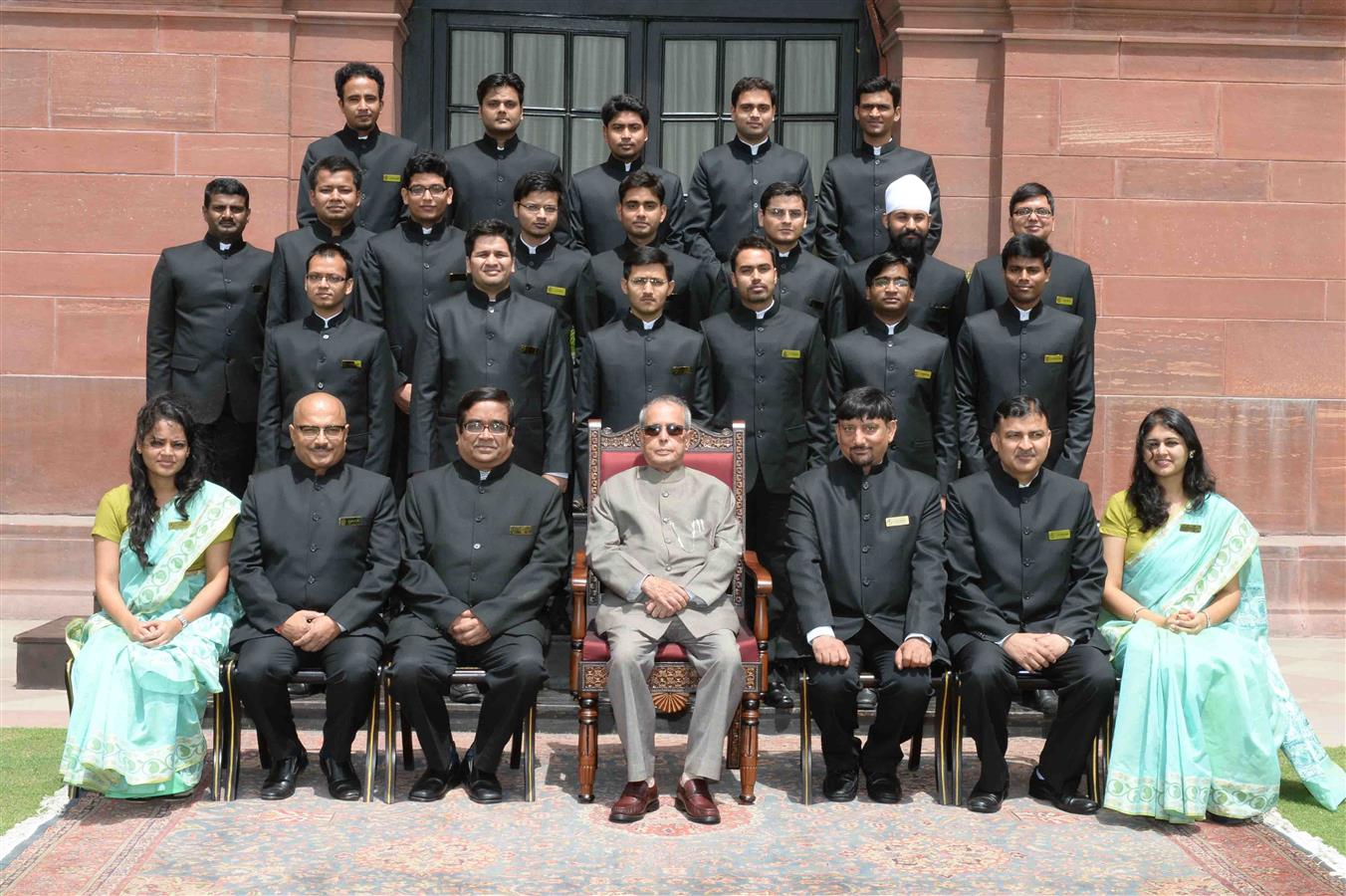 The President of India, Shri Pranab Mukherjee with Officers Trainees of the Indian Engineering Services (IES) of 2015 Batch from CPWD Training Institute, Ghaziabad at Rashtrapati Bhavan on June 01, 2016. 