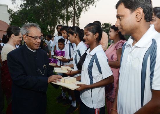 The President of India, Shri Pranab Mukherjee interacting with participants of the ‘Sports Plus Initiative’ of the Rashtrapati Bhavan at Presidents Estate of Rashtrapati Bhavan in New Delhi on June 19, 2013.