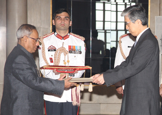 The Ambassador of Japan, H.E. Mr. Takeshi Yagi presenting his credentials to the President of India, Shri Pranab Mukherjee at Rashtrapati Bhavan in New Delhi on November 8, 2012.