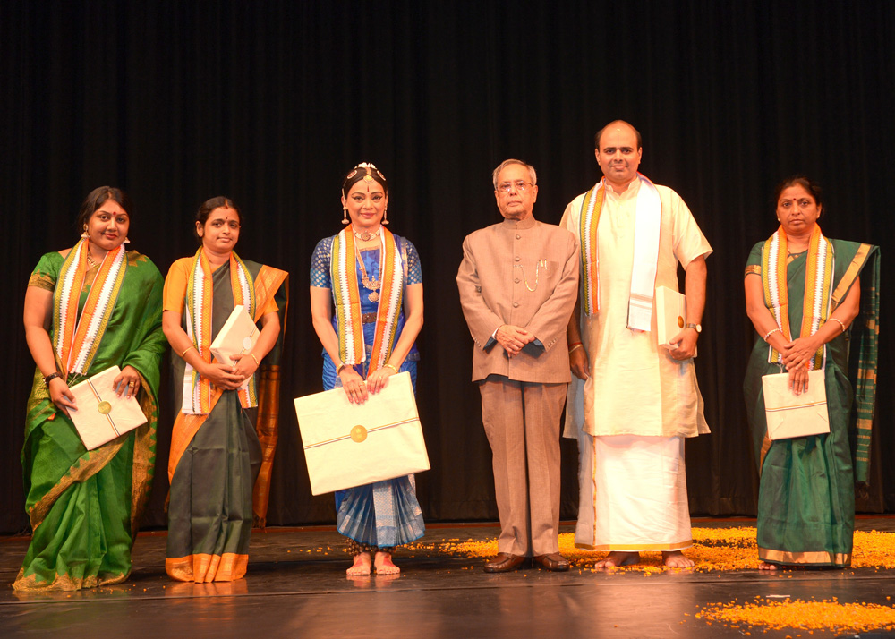 The President of India, Shri Pranab Mukherjee with the artists after witnessing a Bharatnatyam performance by Malavika Sarukkai at Rashtrapati Bhavan Auditorium on August 16, 2014. 