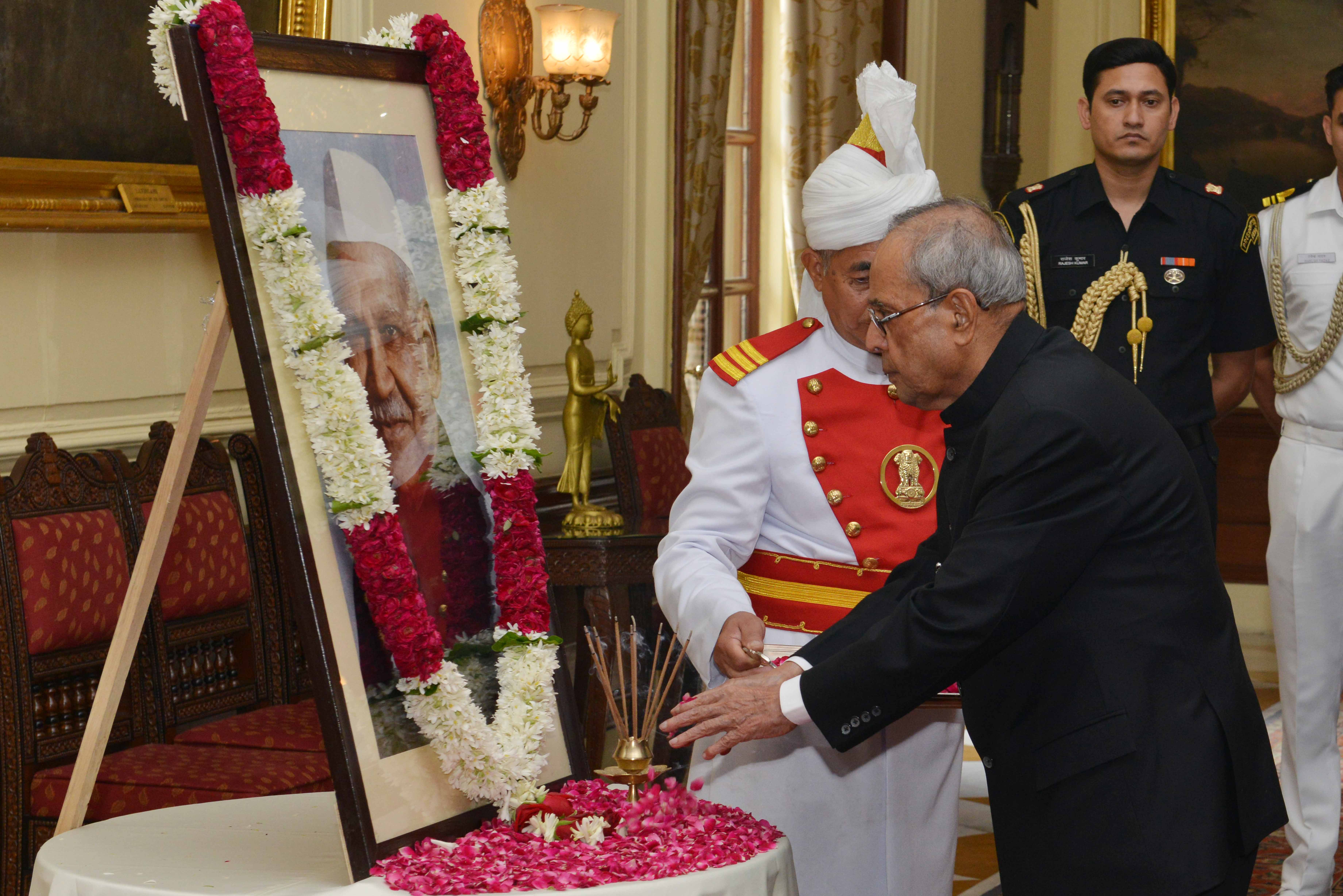 The President of India, Shri Pranab Mukherjee paying floral tributes at the portrait of the Former President of India, Dr. Shanker Dayal Sharma on his Birth Anniversary at Rashtrapati Bhavan on August 19, 2015.