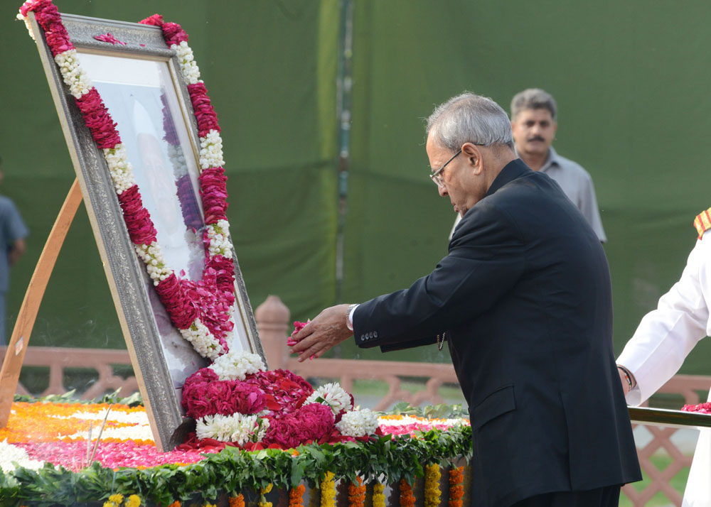 भारत के राष्ट्रपति, श्री प्रणब मुखर्जी 19 अगस्त, 2014 को भारत के भूतपूर्व राष्ट्रपति, डॉ. शंकर दयाल शर्मा की 96वीं जन्म जयंती पर कर्म-भूमि (शांतिवन के नजदीक), नई दिल्ली में उनकी समाधि पर पुष्पांजलि अर्पित करते हुए। 