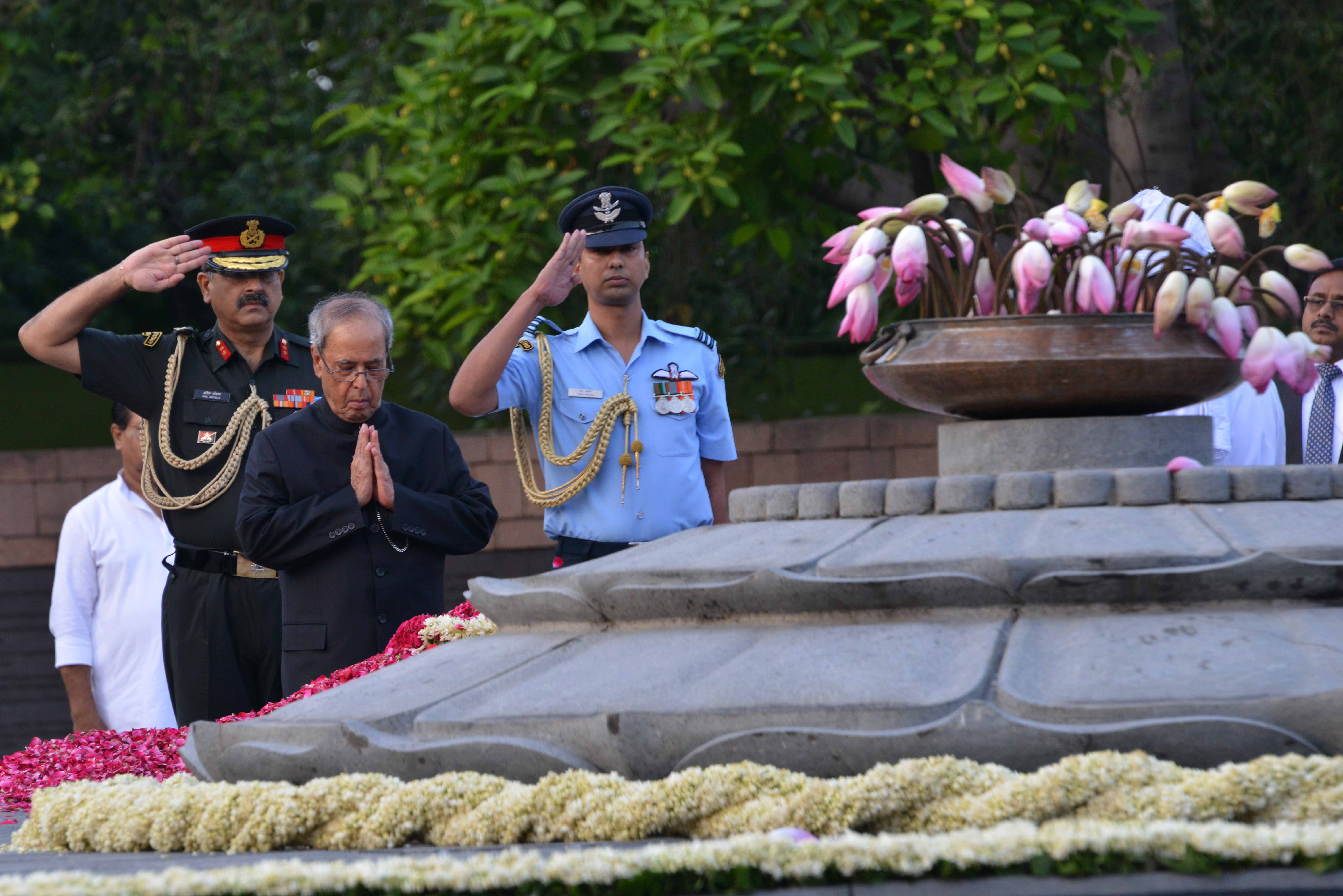 The President of India, Shri Pranab Mukherjee paying homage at the Samadhi of the Former Prime Minister of India, Late Shri Rajiv Gandhi on the occasion his Birth Anniversary in New Delhi on August 20, 2015.