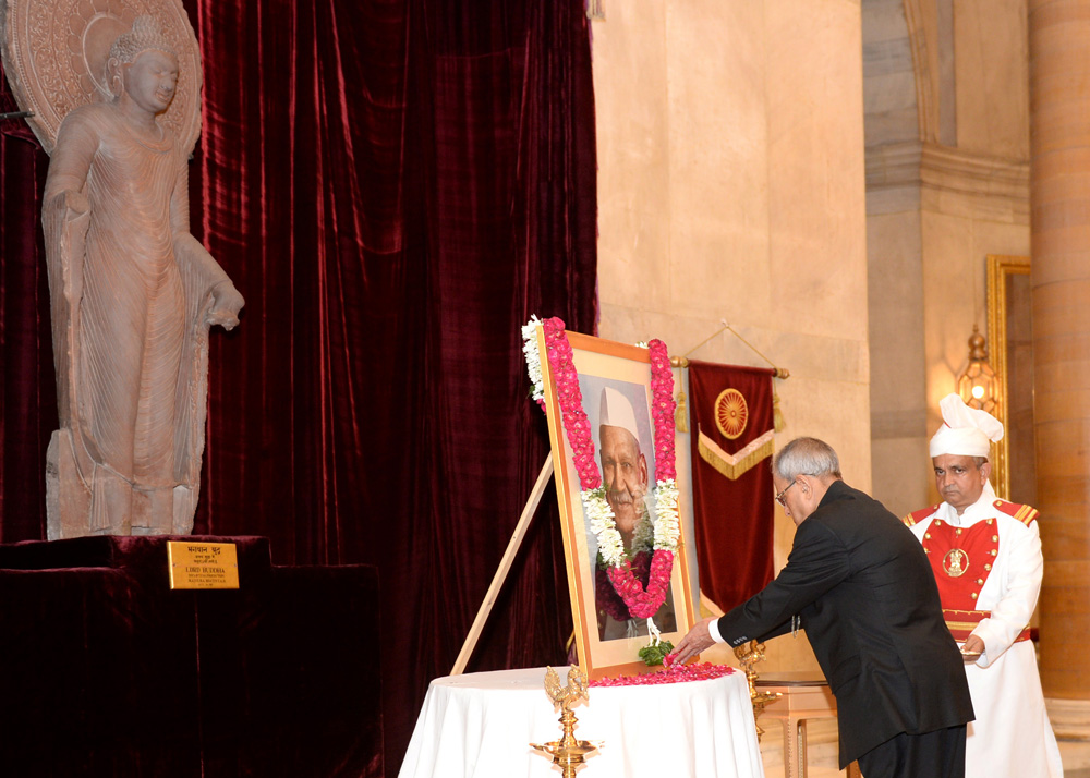 The President of India, Shri Pranab Mukherjee paying floral tributes at the portrait of the former President of India, Dr. Shanker Dayal Sharma at Rashtrapati Bhavan on August 19, 2014 on the occasion of his birth anniversary. 