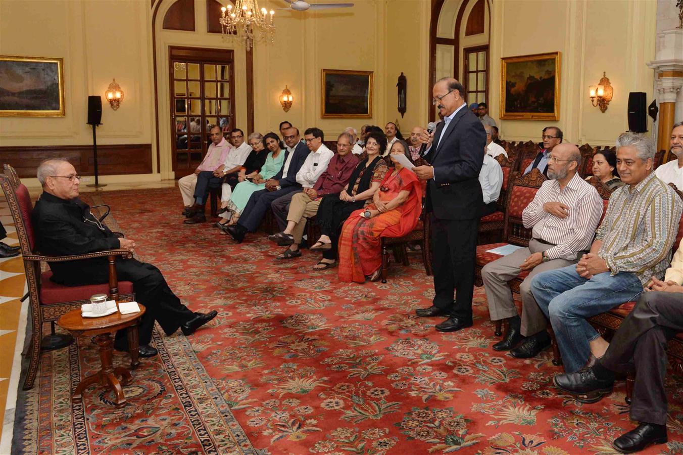 The President of India, Shri Pranab Mukherjee interacting with the members of Editors Guild of India led by Shri Raj Chengappa, President, Editors Guild Of India & Group Editorial Director, India Today Group at Rashtrapati Bhavan on June 5, 2017.