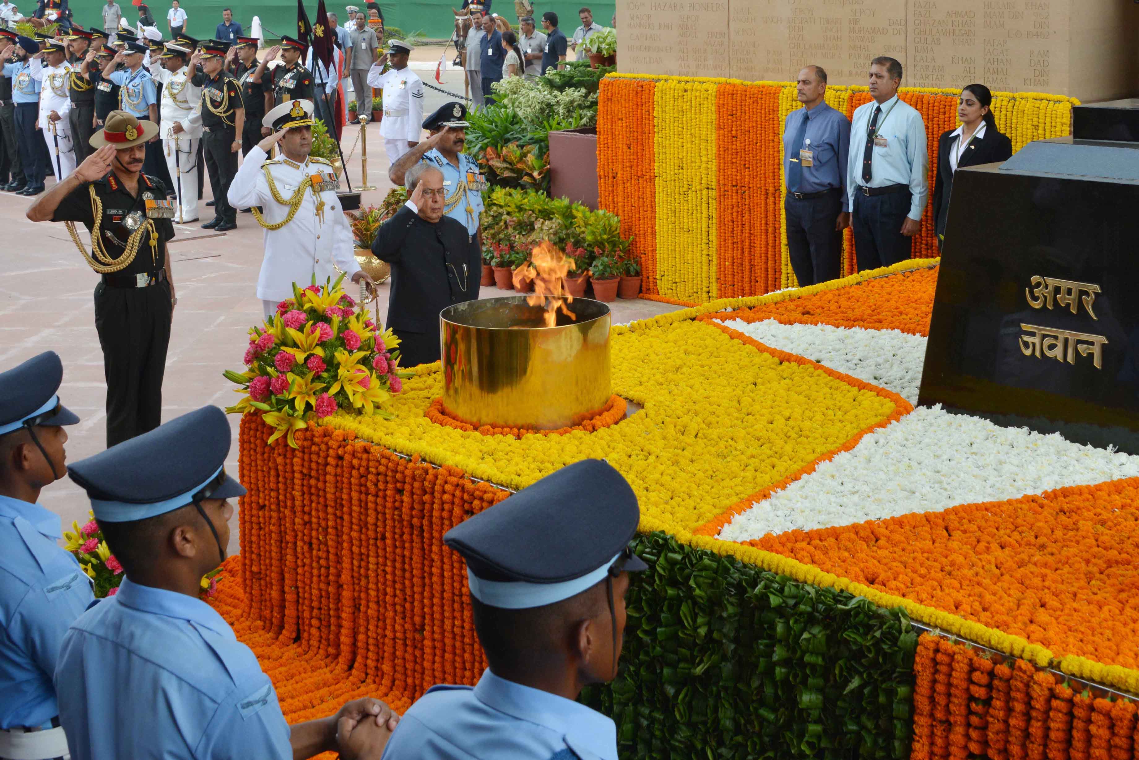 The President of India, Shri Pranab Mukherjee paying tributes at Amar Jawan Jyoti to mark the Golden Jubilee of India's Victory in Indo-Pak War of 1965 at India Gate in New Delhi on August 28, 2015.