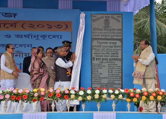 भारत के राष्ट्रपति, श्री प्रणब मुखर्जी 20 जनवरी, 2013 को पश्चिम बंगाल में विद्यानगर कॉलेज, में कॉलेज के नए भवन की आधारशिला रखते हुए।