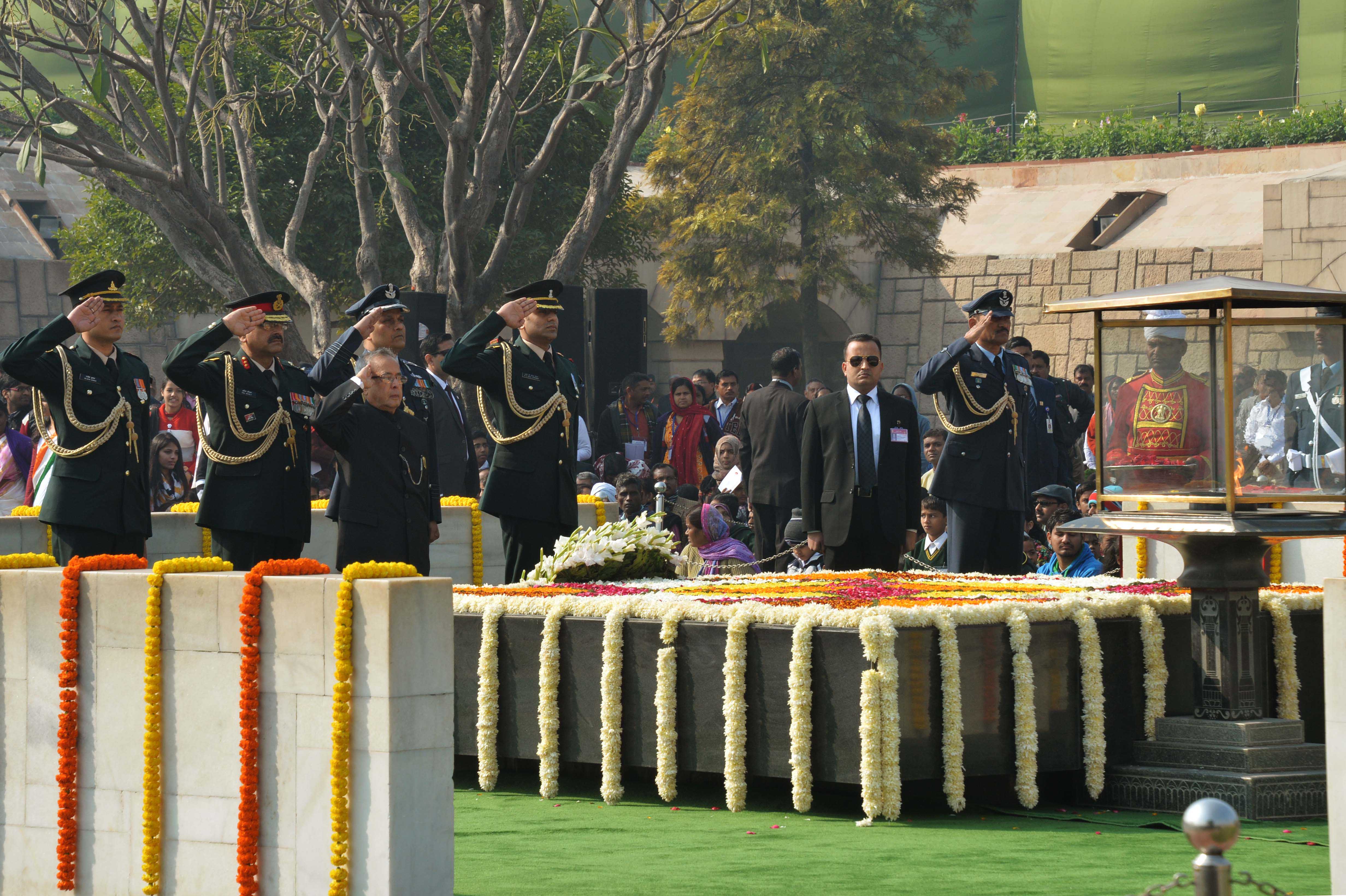 भारत के राष्ट्रपति, श्री प्रणब मुखर्जी ने 30जनवरी 2015 को, महात्मा गांधी की 67वीं पुण्य तिथिके अवसर पर, राजघाट में सर्वधर्म प्रार्थना में भाग लिया