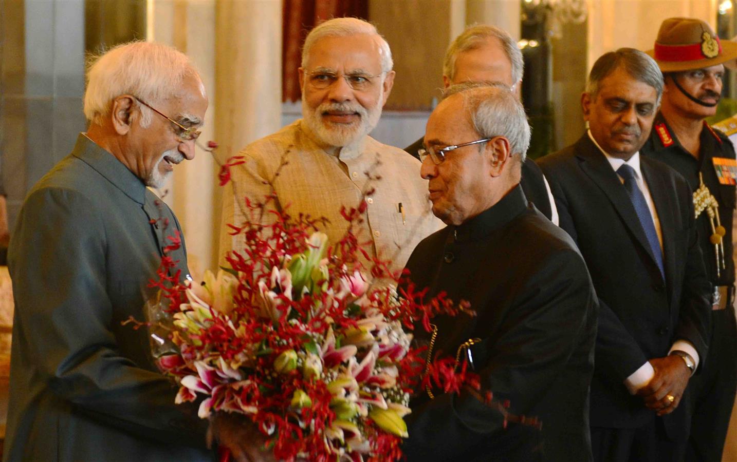 भारत के राष्ट्रपति, श्री प्रणब मुखर्जी को 12 जून, 2016 को घाना गणराज्य, आइवरी कोस्ट तथा नामीबिया गणराज्य की अपनी राजकीय यात्राओं पर प्रस्थान से पूर्व राष्ट्रपति भवन में भारत के उपराष्ट्रपति, श्री एम. हामिद अंसारी विदाई देते हुए। 