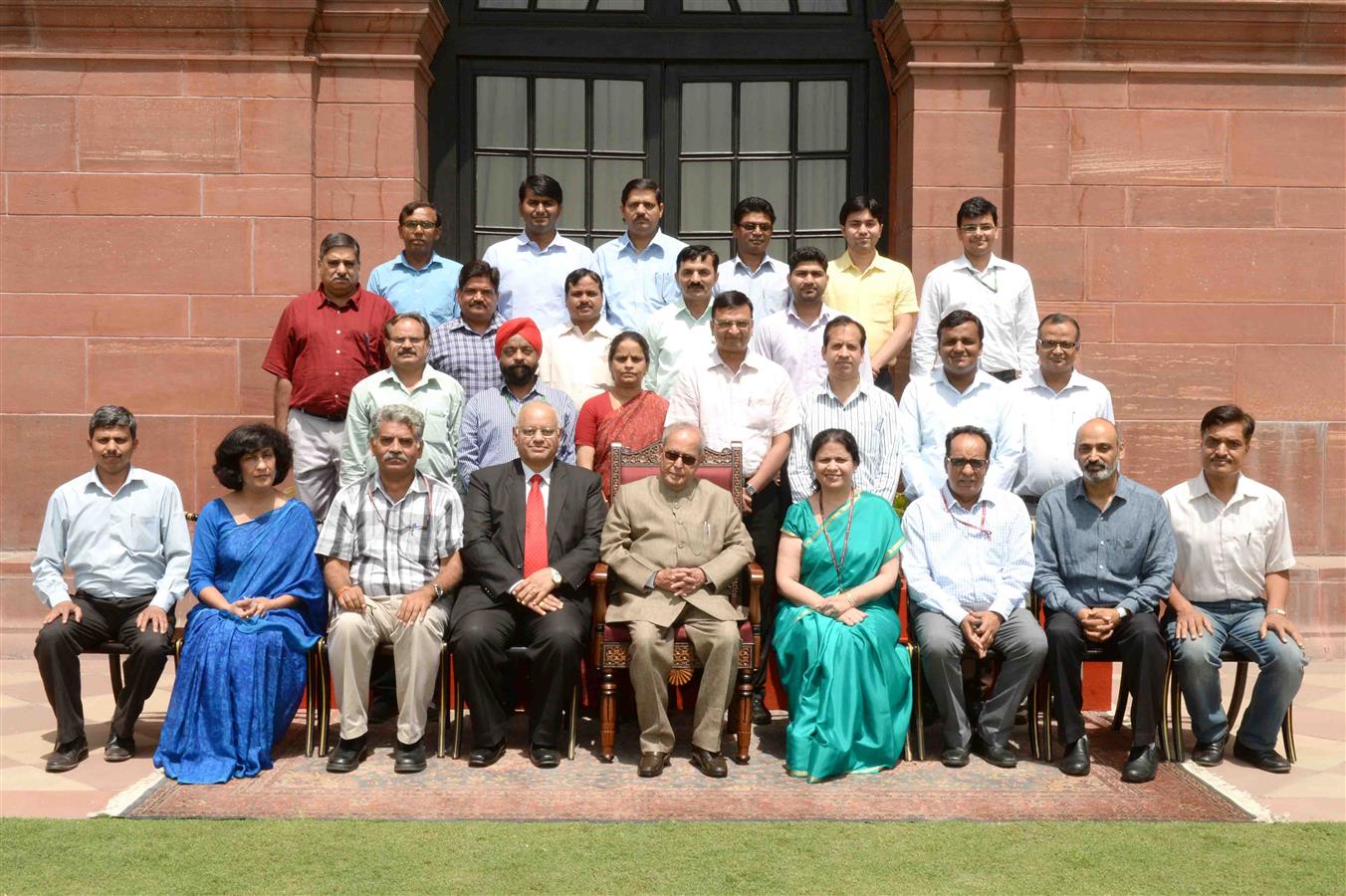 The President of India, Shri Pranab Mukherjee with Prof. S.V. Raghavan, Ms. Neeta Verma, Director General, NIC and officials from National Knowledge Network at Rashtrapati Bhavan on June 7, 2017.