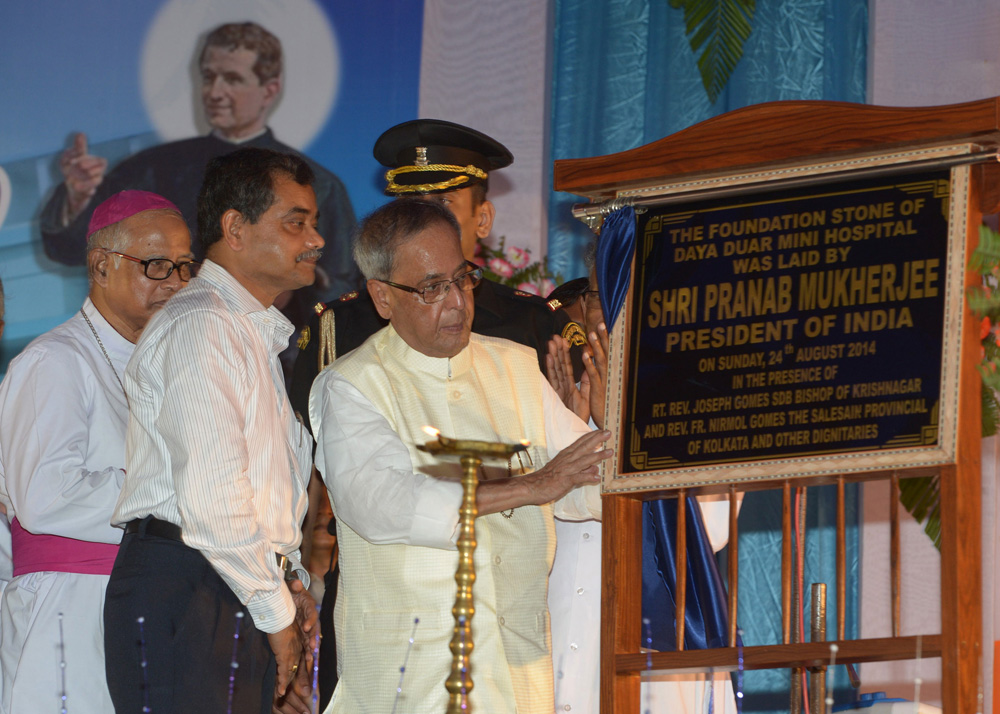 The President of India, Shri Pranab Mukherjee laying the foundation stone of new building of Daya Duar Mini Hospital at Catholic Church of Palsanda at Jangipur in West Bengal on August 24, 2014. 