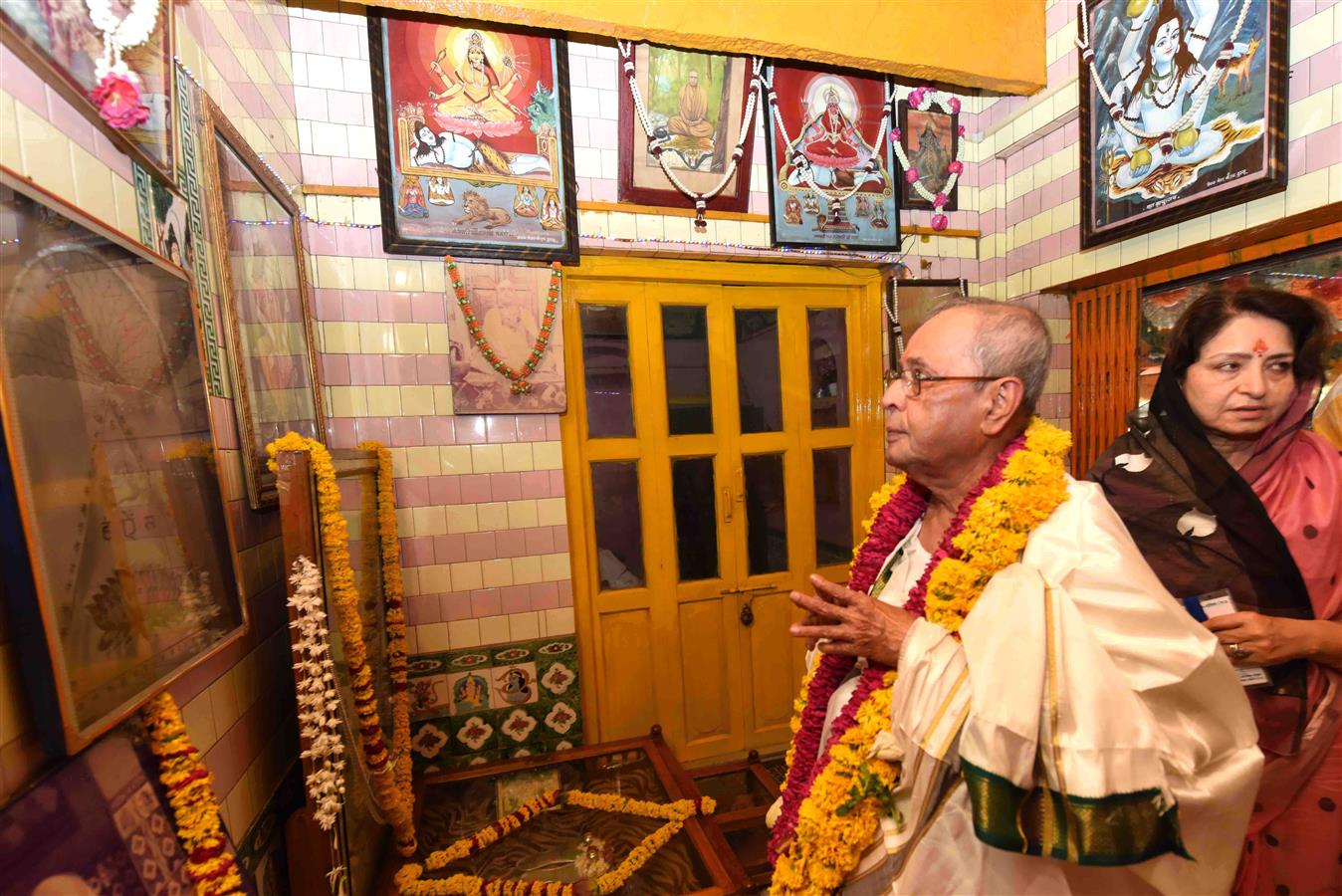 The President of India, Shri Pranab Mukherjee visiting Baglamukhi Temple, Pitambara Shakti Peeth at Datia in Madhya Pradesh on June 10, 2017.