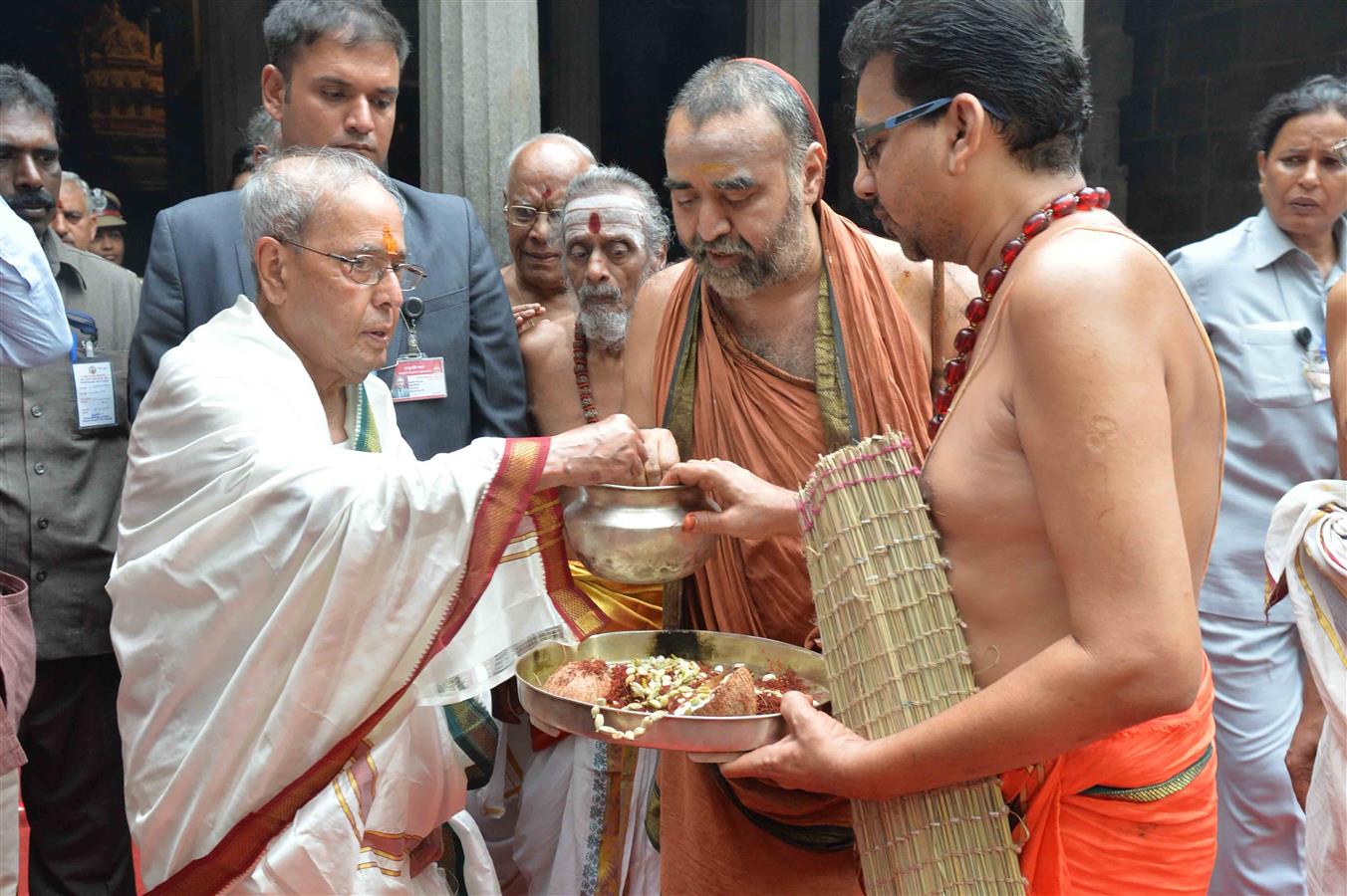 The President of India, Shri Pranab Mukherjee visiting the Sri Kamakshi Amman Temple at Kancheepuram in Tamilnadu on June 13, 2017.