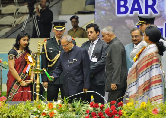 भारत के राष्ट्रपति, श्री प्रणब मुखर्जी 20 जनवरी, 2013 को कोलकाता में कलकत्ता उच्च न्यायालय के डेढ़ सौंवीं जयंती समारोह के समापन के अवसर पर।