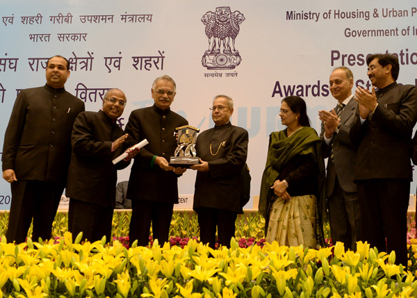 The President of India, Shri Pranab Mukherjee, presenting the Awards instituted by the Ministry of Housing & Urban Poverty Alleviation for effective implementation of Jawaharlal Nehru National Urban Renewal Mission (JNNURM) at Vigyan Bhavan in New Delhi o 