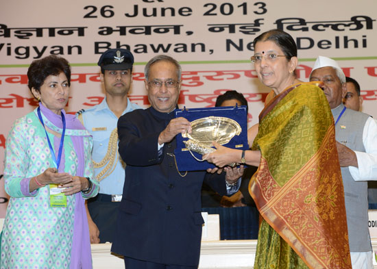 The President of India, Shri Pranab Mukherjee while presenting a National Award for Outstanding Services in the field of Prevention of Alcoholism and Substance (Drug) Abuse on the occasion of International Day against Drug Abuse and Illicit Trafficking at