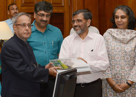 The Convenor of Delhi Chapter, India National Trust for Art and Cultural Heritage (INTACH), Prof. A.G.K. Menon presenting the Report on Heritage Conservation Plan for President’s Estate to the President of India, Shri Pranab Mukherjee at Rashtrapati Bhava