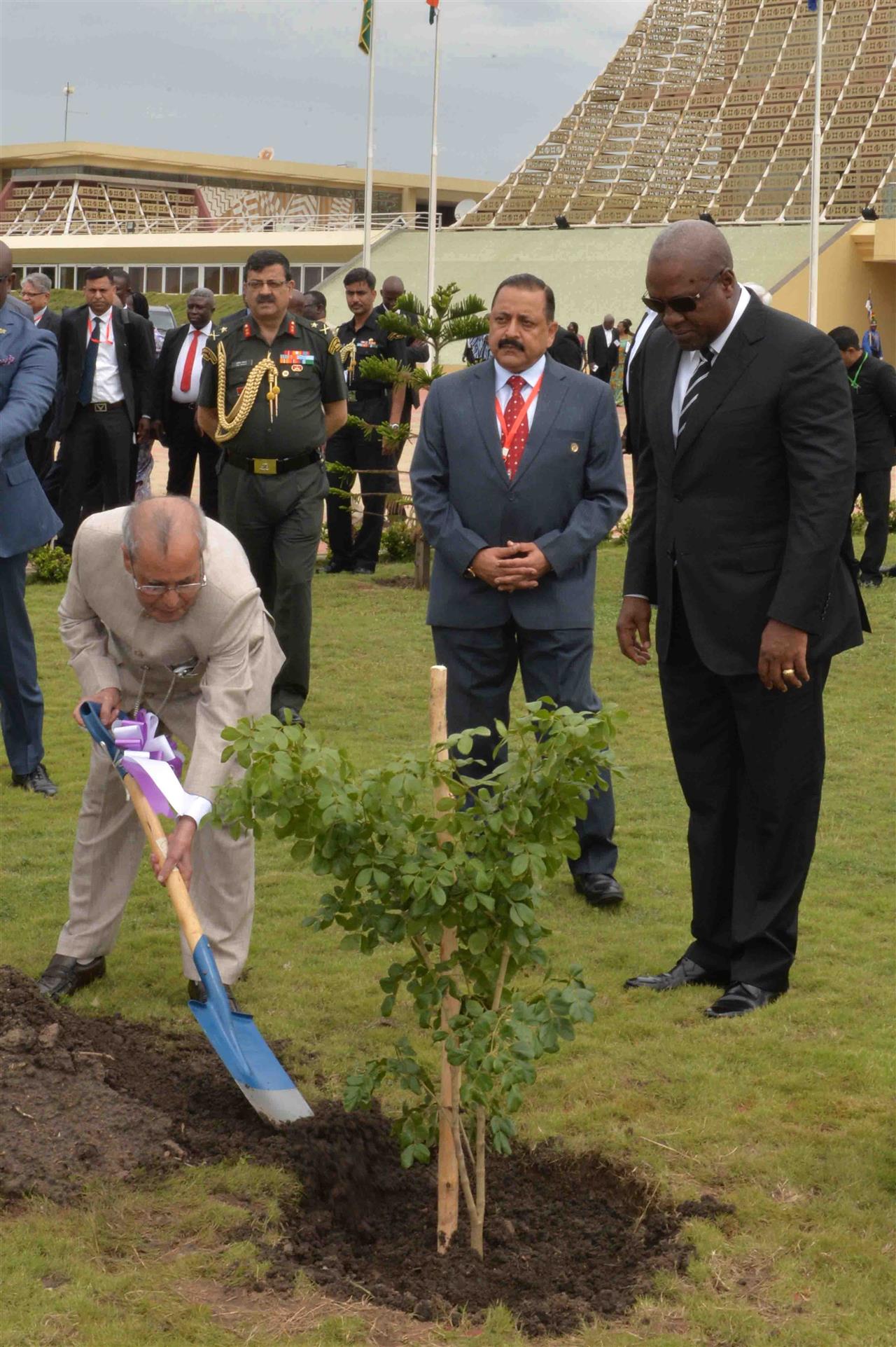 The President of India, Shri Pranab Mukherjee with the President of the Republic of Ghana, H.E. Mr John Dramani Mahama planting of a sapling at Flagstaff House in Ghana (Accra) on June 13, 2016. 