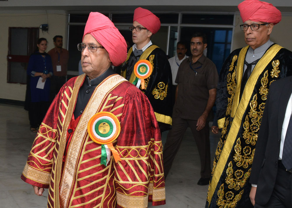 भारत के राष्ट्रपति, श्री प्रणब मुखर्जी का 1 सितम्बर 2014 को, जम्मू में जम्मू विश्वविद्यालय के 14 वें दीक्षांत समारोह में आगमन। 