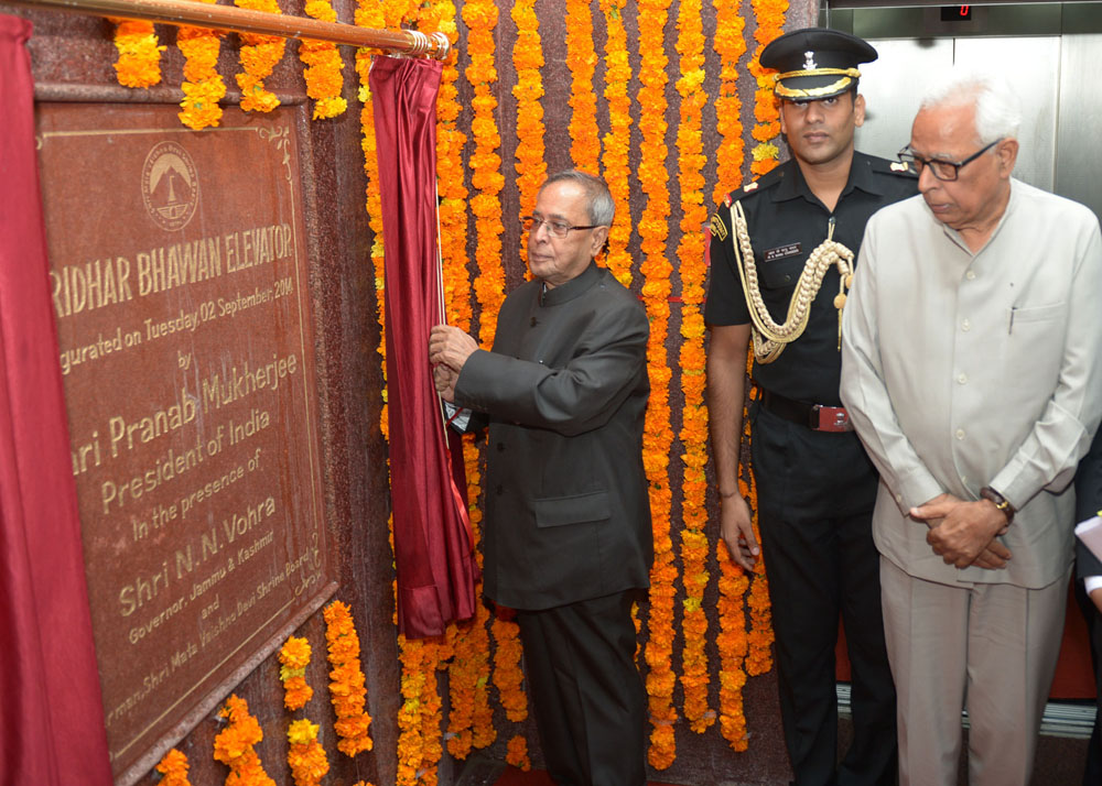 भारत के राष्ट्रपति, श्री प्रणब मुखर्जी 02 सितंबर, 2014 को माता वैष्णो देवी श्राइन में श्रीधर भवन एलीवेटर का उद्घाटन करते हुए। 