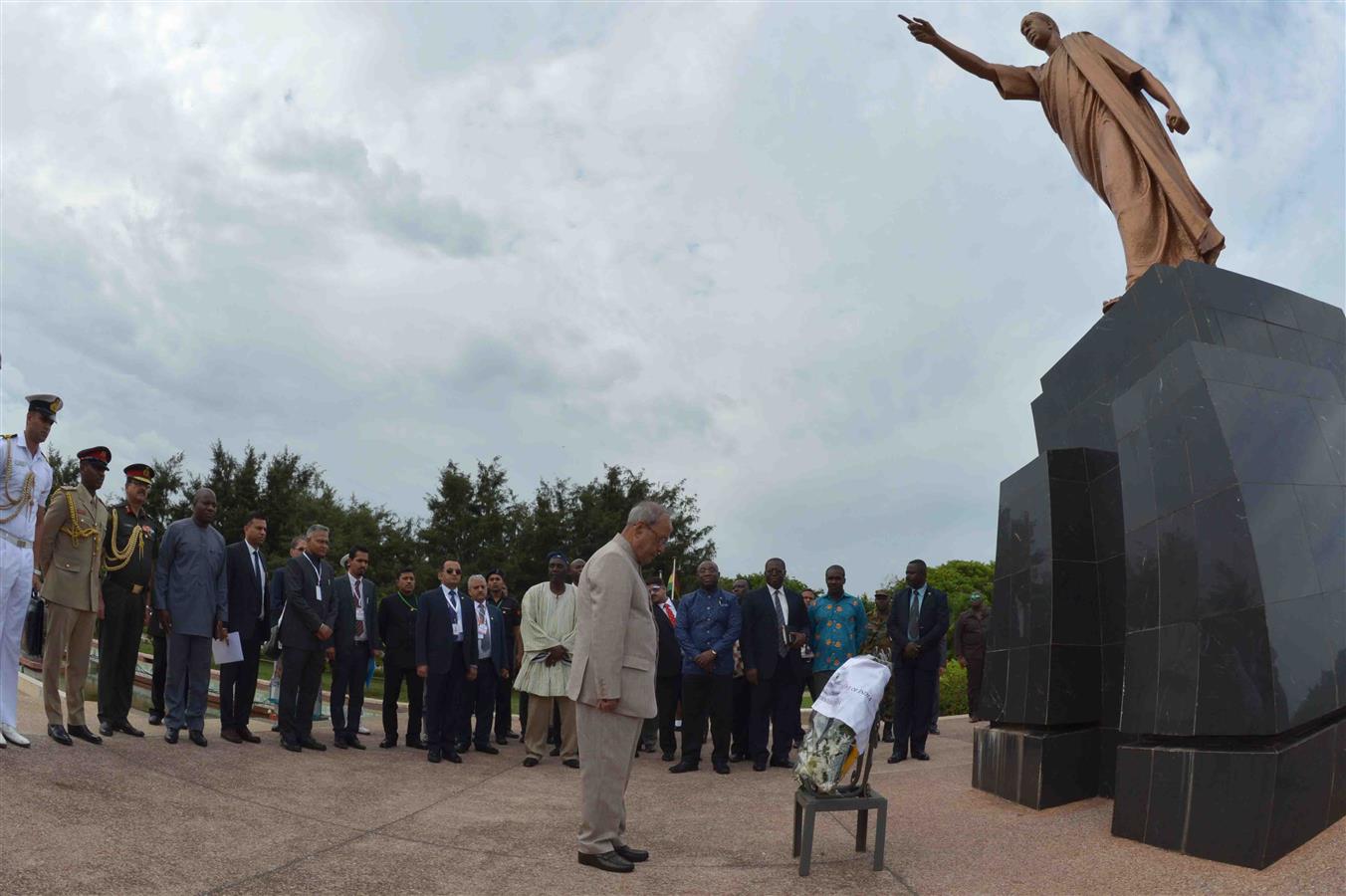 The President of India, Shri Pranab Mukherjee laying the wreath at the statue of Mr Kwame Nkrumah, the First President of the Republic of Ghana during his visit at Kwame Nkrumah Mausoleum in Ghana (Accra) on June 13, 2016. 