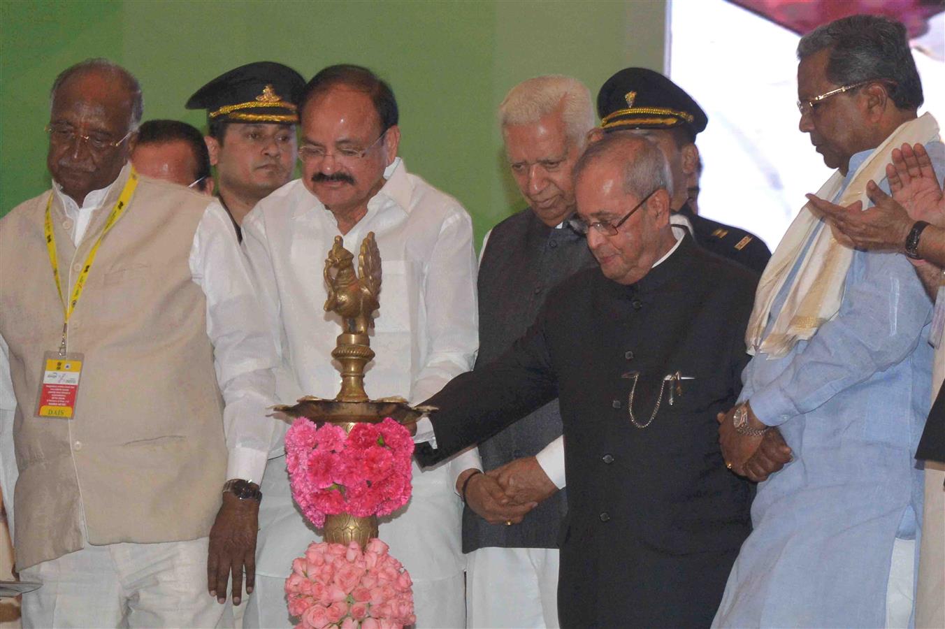 भारत के राष्ट्रपति, श्री प्रणब मुखर्जी 17 जून, 2017 को कर्नाटक के बेंगलुरु में कर्नाटक और बेंगलुरु की जनता को मेट्रो चरण-1 के समर्पण के अवसर पर द्वीप प्रज्जवलित करते हुए